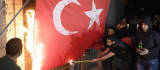 Alçaklar, Türk Bayrağını Yaktılar