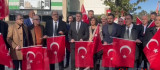 İyi Parti Gençlik Kollarından Türk Bayrağı Dağıtımı