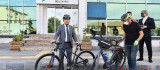 Yeşilyurt Belediye Başkanı Mehmet Çınar, Mesaisine Bisikletle Geldi